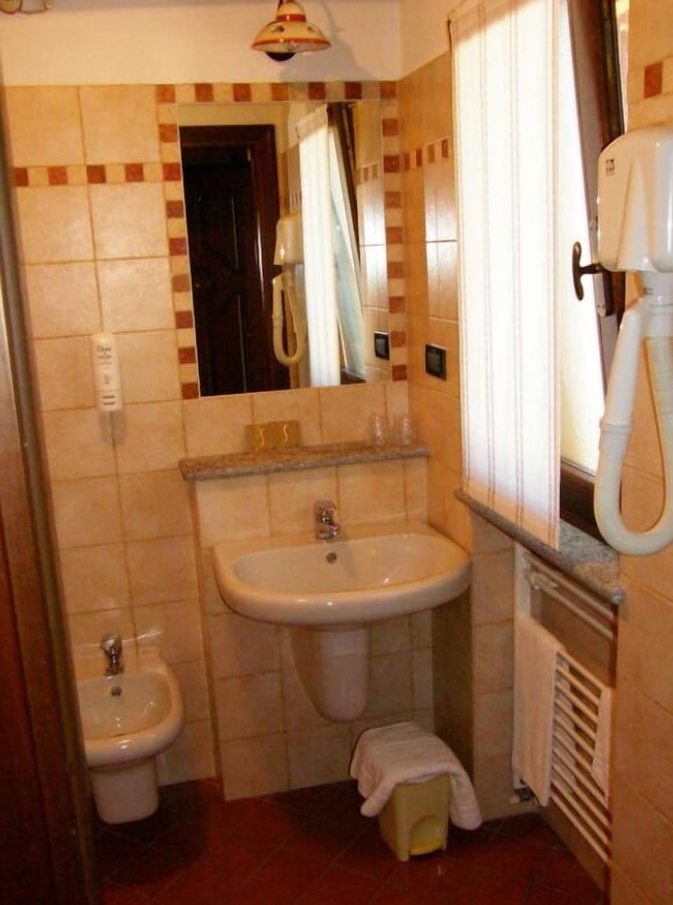 Double Room | Bathroom | Shower, free toiletries, bathrobes, bidet
