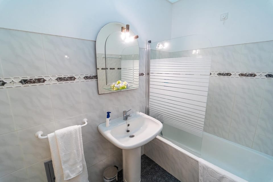 Triple Room | Desk, free cribs/infant beds, free WiFi, bed sheets