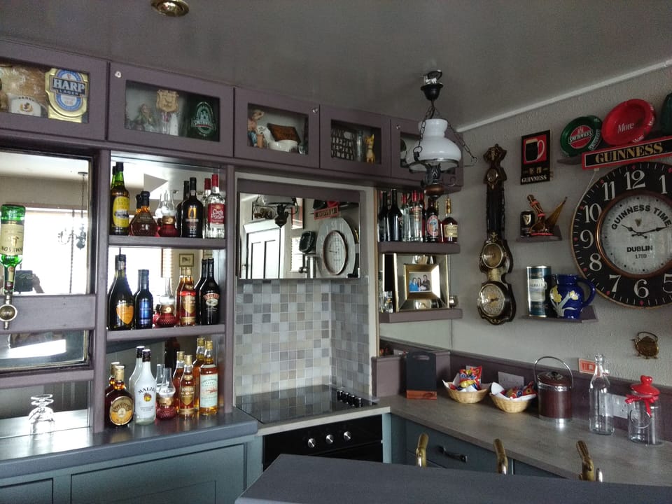 Extractor hood, stovetop and oven