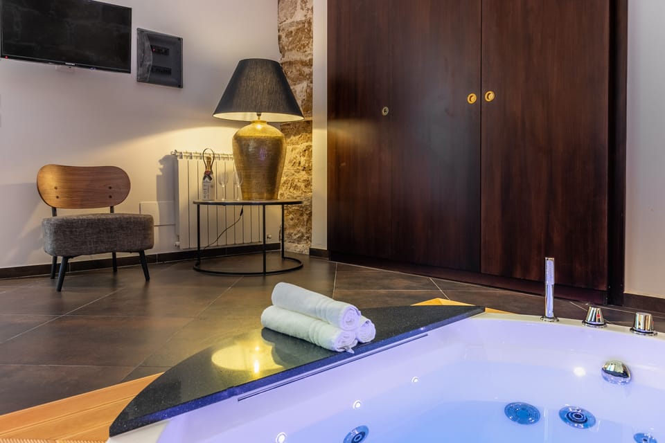 Luxury Studio Suite, Jetted Tub | Private spa tub