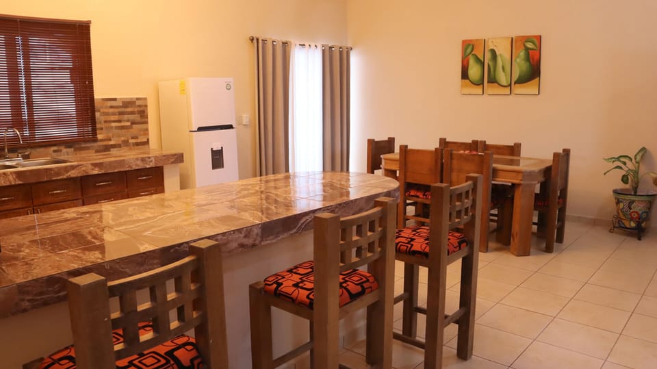 Full-size fridge, microwave, oven, stovetop