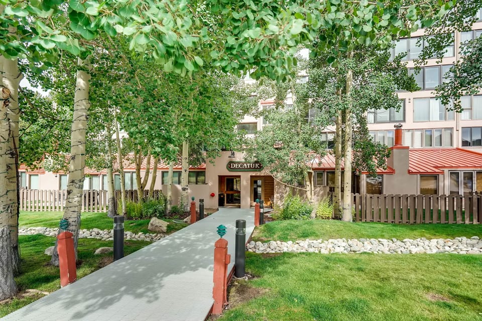 Condo, 3 Bedrooms | Property grounds