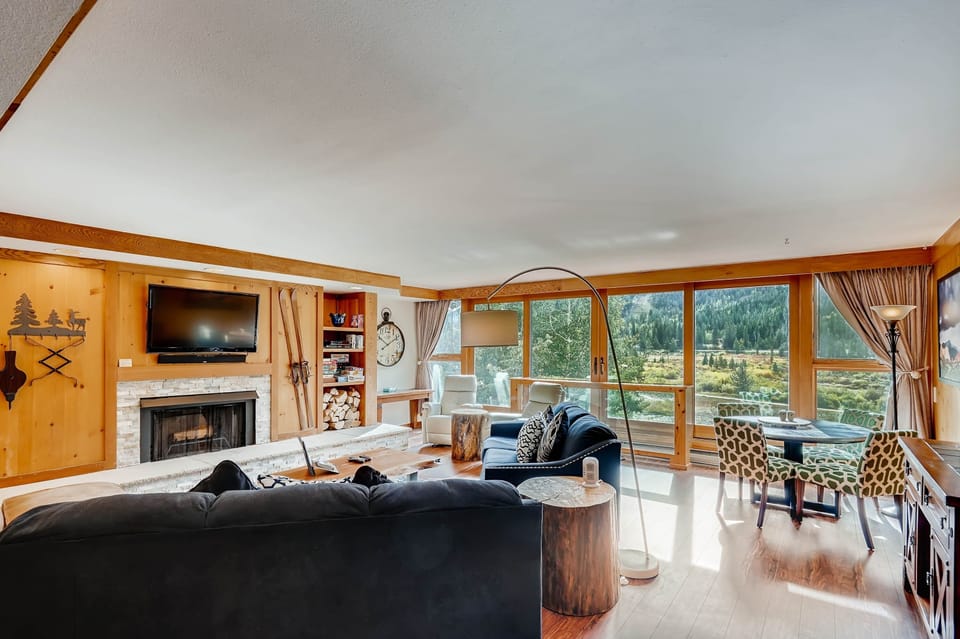 Condo, 3 Bedrooms | Living area