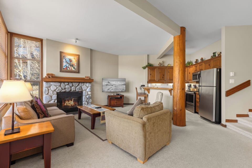 Blackcomb Green 35 | Living area | 32-inch flat-screen TV with satellite channels, TV