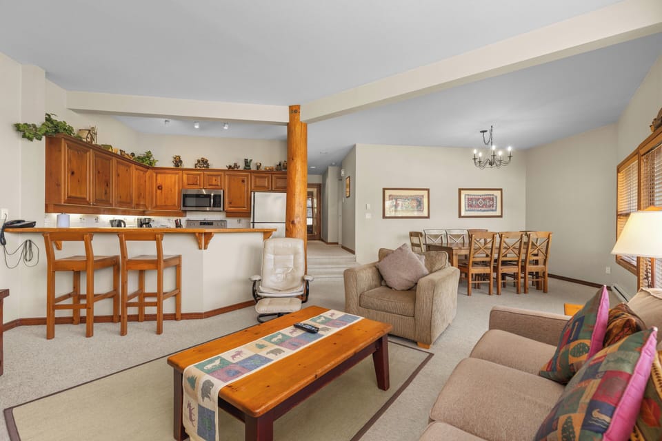 Blackcomb Green 35 | Living area | 32-inch flat-screen TV with satellite channels, TV