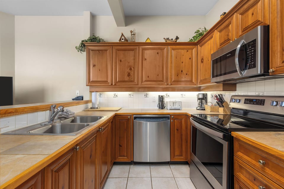 Blackcomb Green 35 | Private kitchen | Full-size fridge, microwave, oven, dishwasher