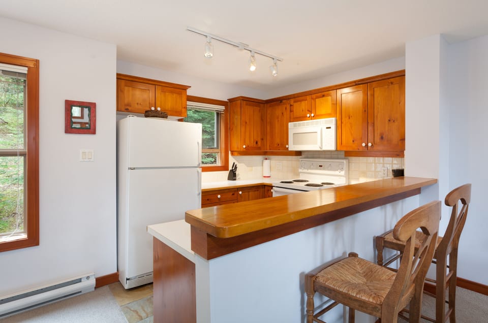 Townhome, 2 Bedrooms, 2 Bathrooms (18) | Private kitchen | Full-size fridge, microwave, oven, stovetop