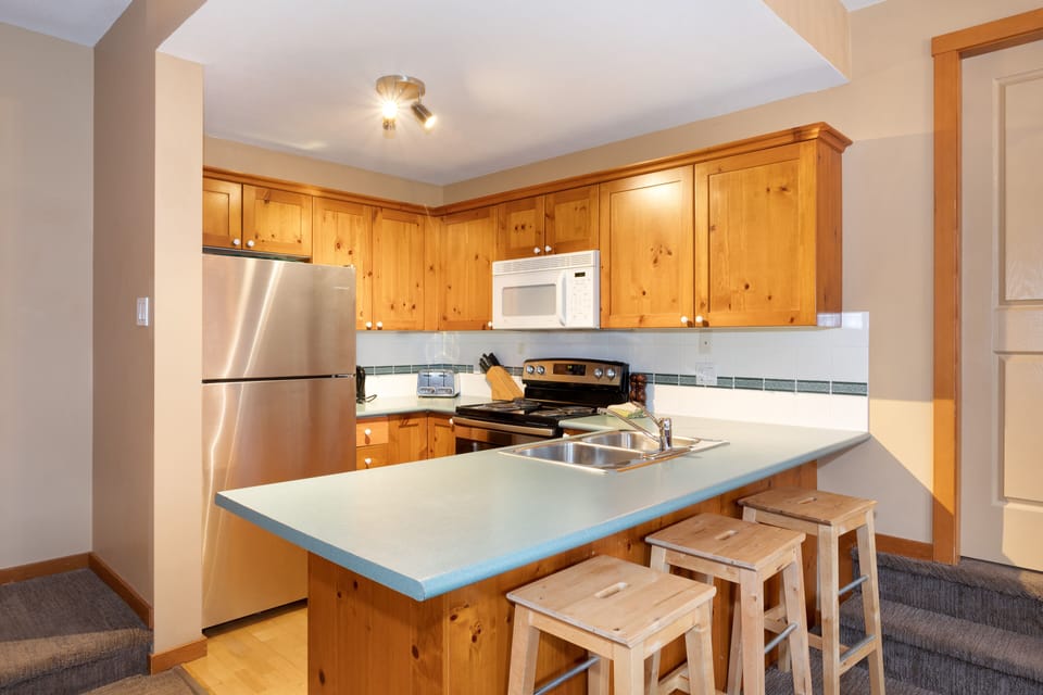Townhome, 3 Bedrooms, 2 Bathrooms (26) | Private kitchen | Full-size fridge, microwave, oven, stovetop