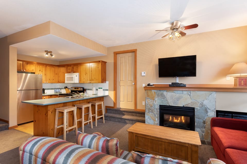 Townhome, 3 Bedrooms, 2 Bathrooms (26) | Living room | 37-inch flat-screen TV with satellite channels, TV, DVD player