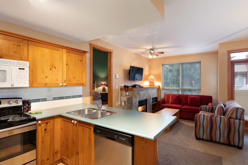 Townhome, 3 Bedrooms, 2 Bathrooms (26) | Private kitchen | Full-size fridge, microwave, oven, stovetop