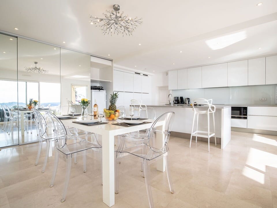 Table, Property, Furniture, Building, Chair, Interior Design, Flooring, Wood, Floor