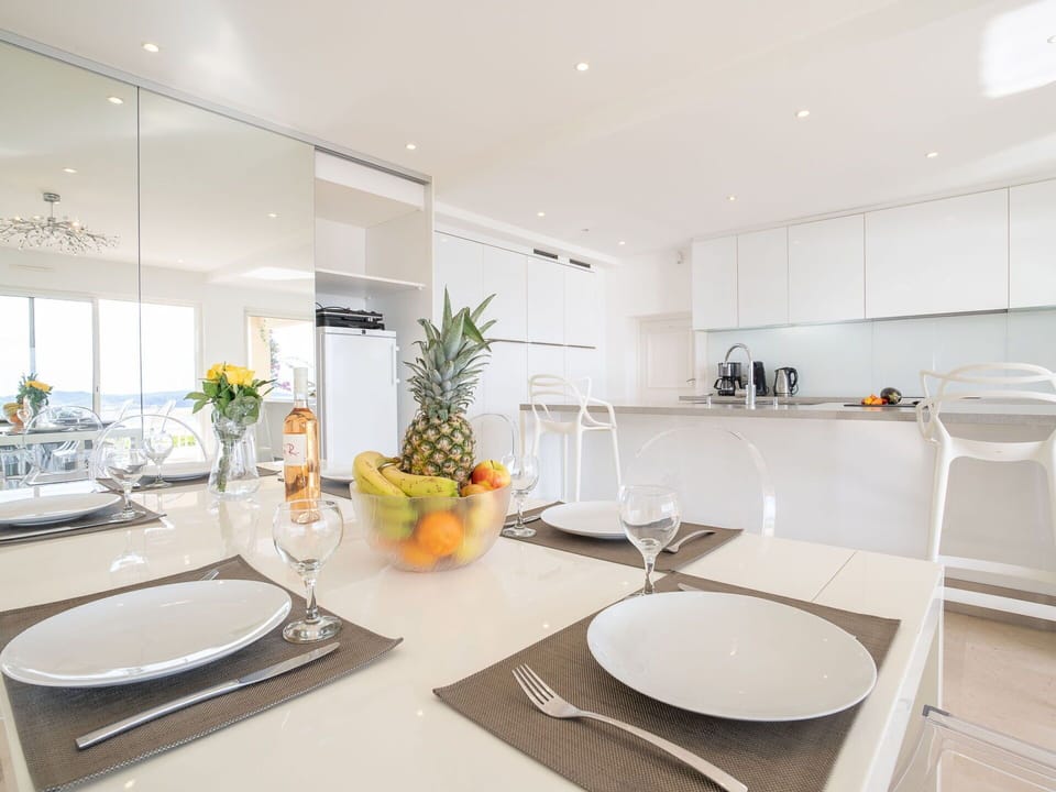 Tableware, Property, Plant, Dishware, Countertop, Building, Kitchen, Interior Design, Tap, Plate