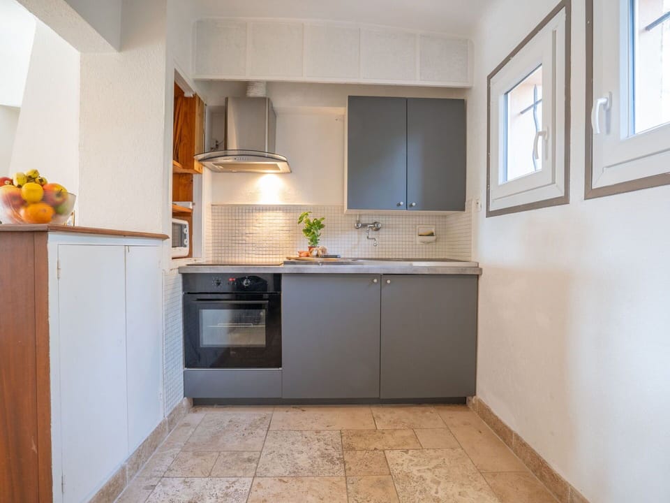 Cabinetry, Countertop, Property, Building, Kitchen, Kitchen Stove, Window, Sink, Wood, Kitchen Sink