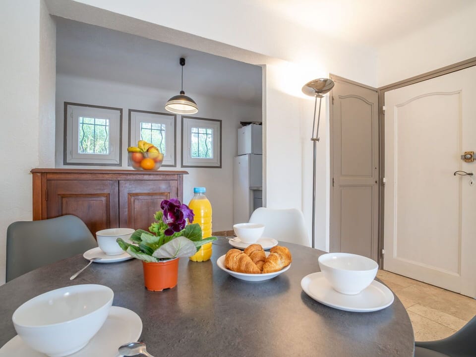 Table, Furniture, Property, Tableware, Dishware, Wood, Food, Interior Design, Orange, Window