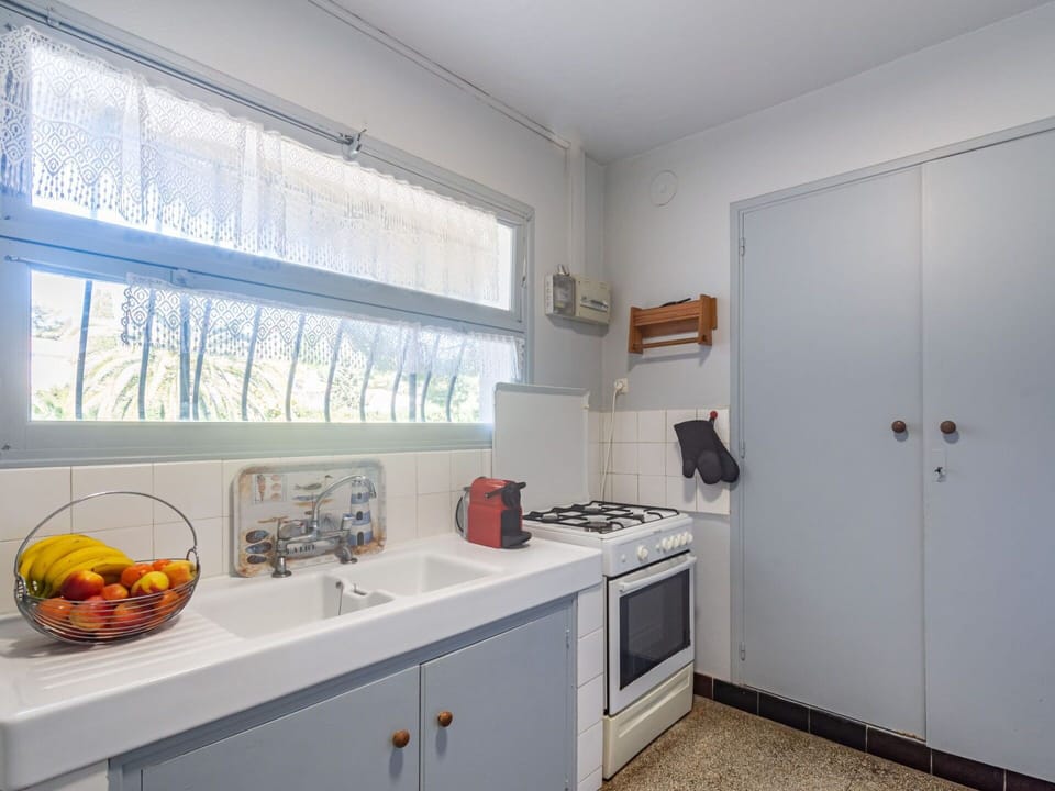Tap, Kitchen Sink, Cabinetry, Sink, Property, Building, Countertop, Plumbing Fixture, Window, Kitchen Stove