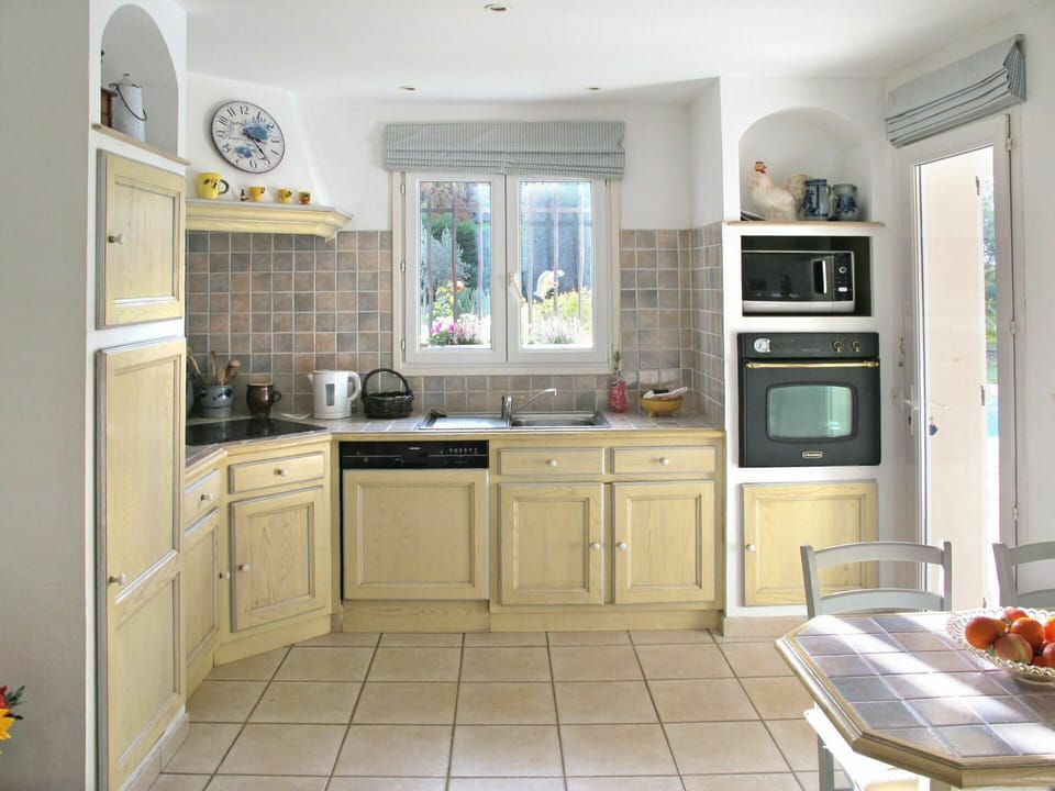Room, Property, Furniture, Kitchen, Cabinetry, Floor, Interior Design, Countertop, Building, Tile