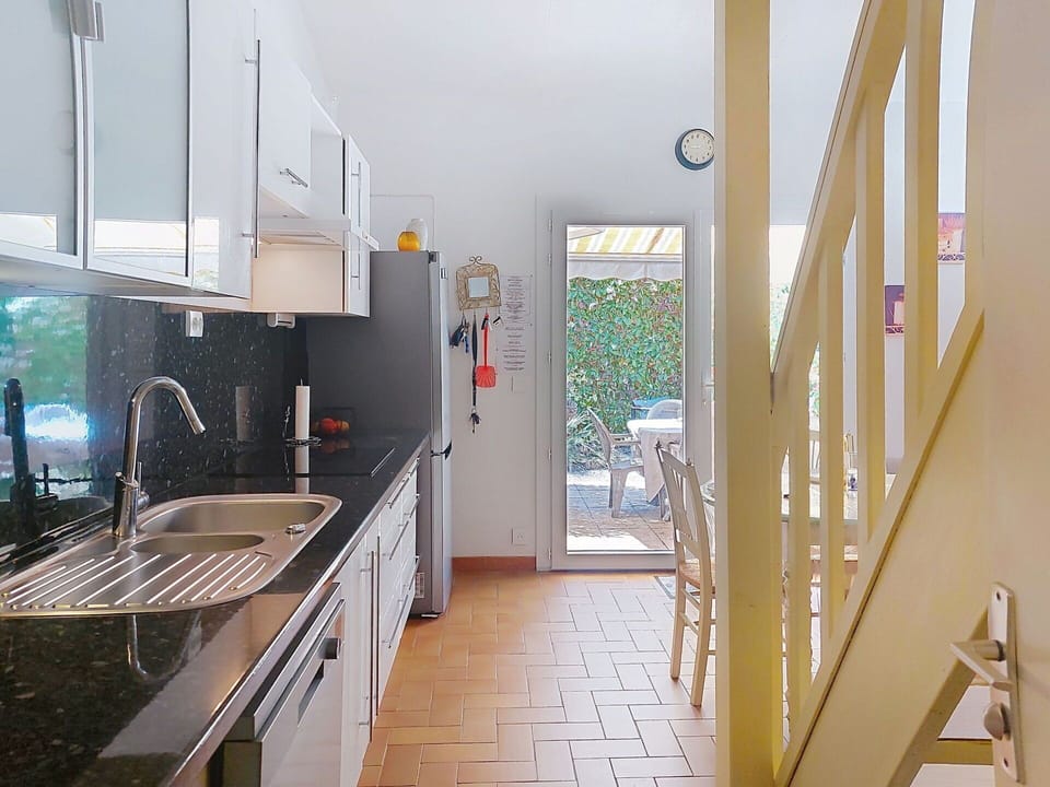 Flooring, Floor, Wood, Interior Design, Home, Kitchen, Countertop, Furniture, Ceiling, Apartment