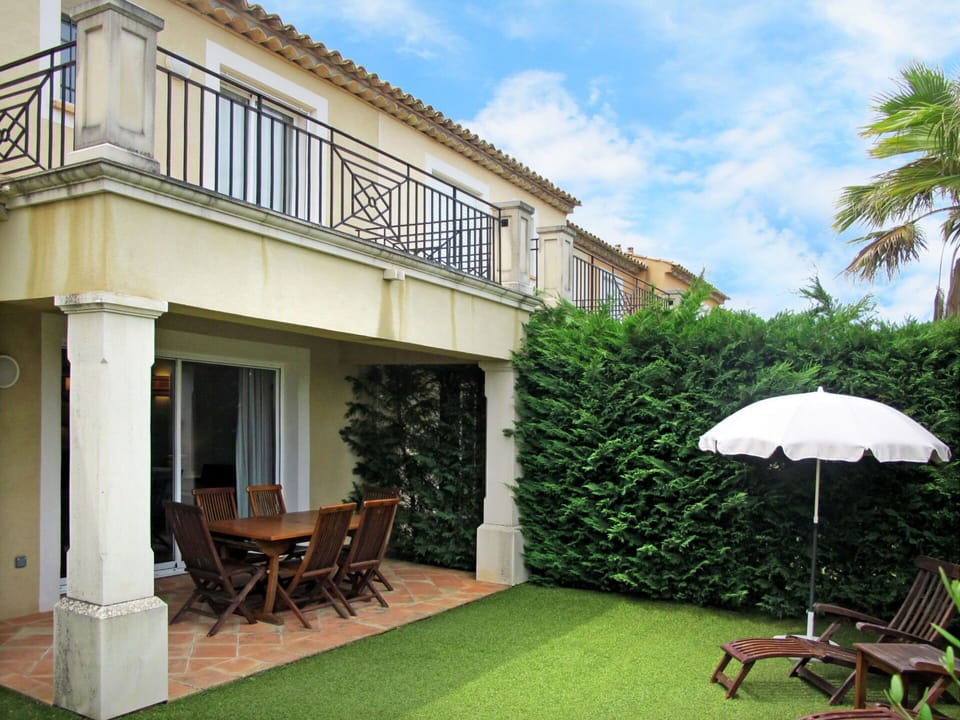 Property, Building, House, Home, Real Estate, Grass, Architecture, Courtyard, Patio, Balcony