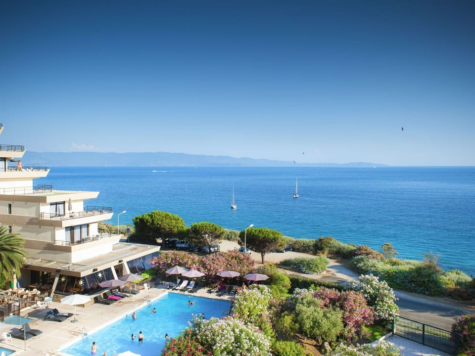 Water, Sky, Property, Building, Plant, Azure, Seaside Resort, Coastal And Oceanic Landforms, Tree, Beach