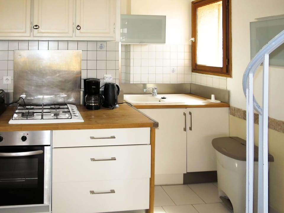 Countertop, Room, Kitchen, Property, Furniture, Cabinetry, Kitchen Stove, Interior Design, Floor, Tile