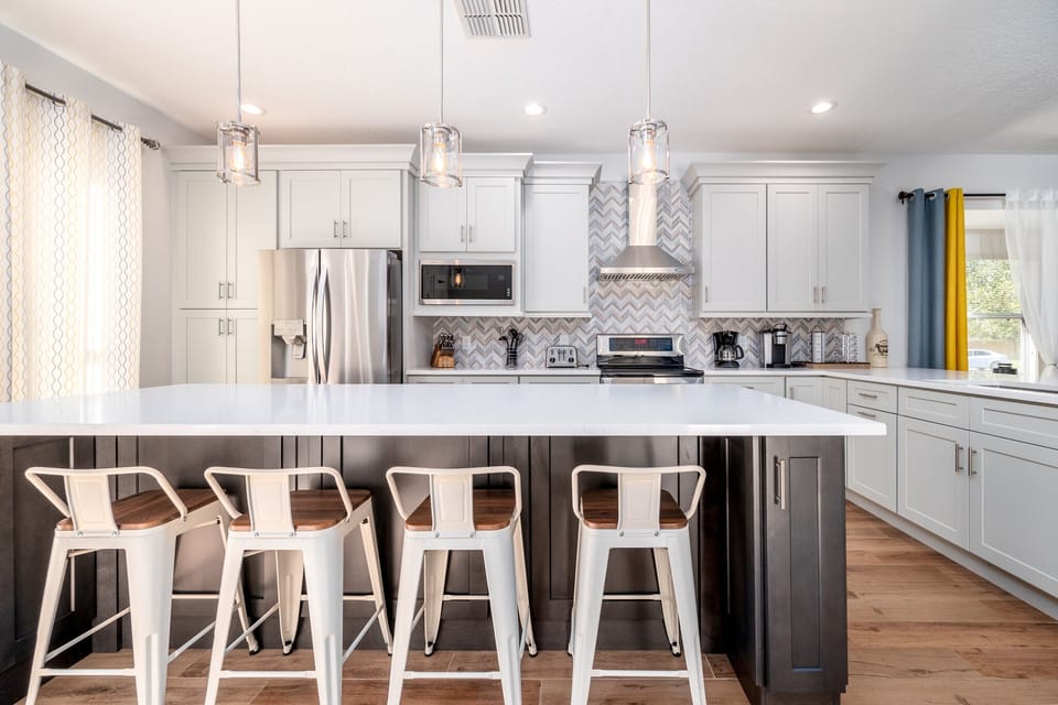 kitchen & breakfast area