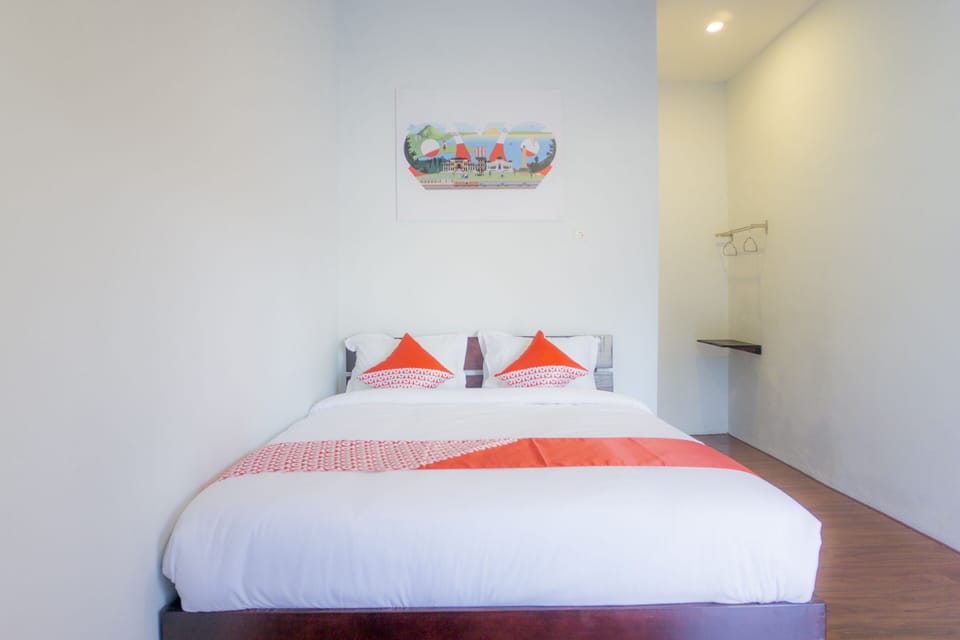 Standard Double Room | Desk, WiFi (free), bed sheets