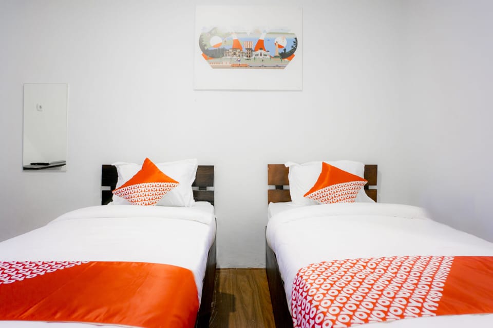 Standard Twin Room | Desk, WiFi (free), bed sheets