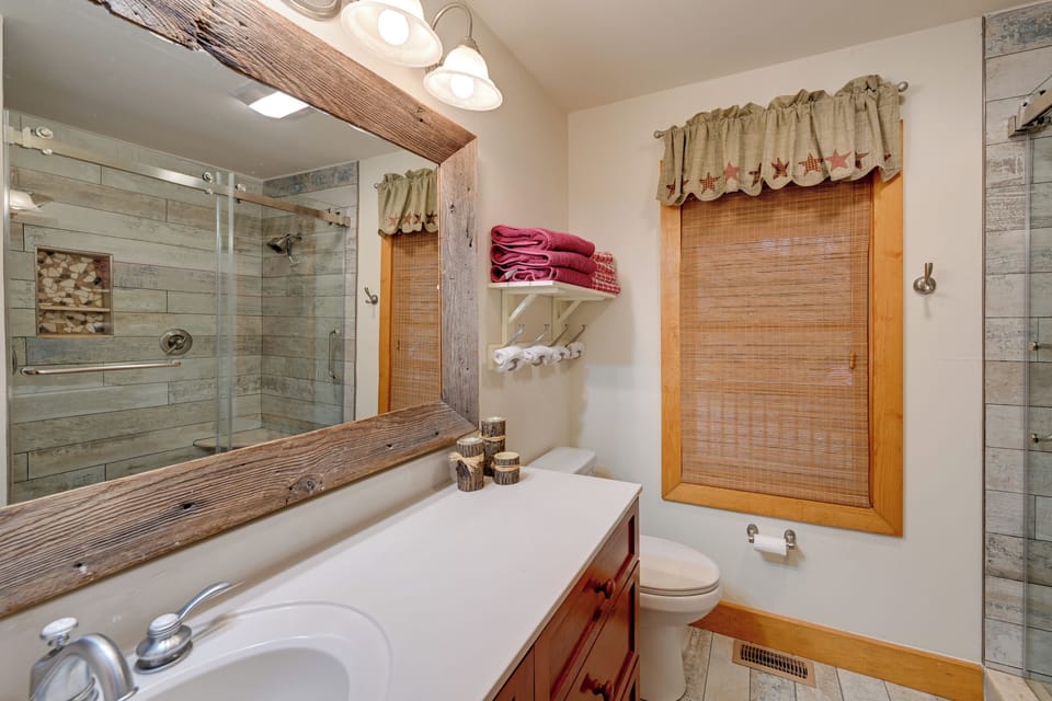 En-Suite Bathroom | Towels & Linens Provided