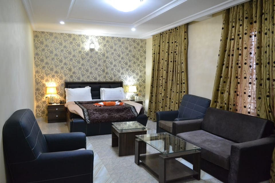 Premium Suite | Living area | Flat-screen TV