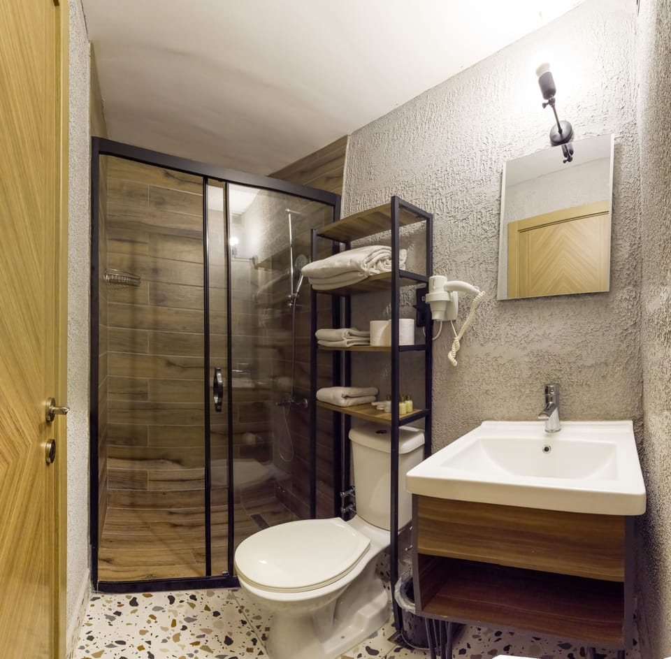 Family Room | Bathroom | Shower, free toiletries, hair dryer, slippers