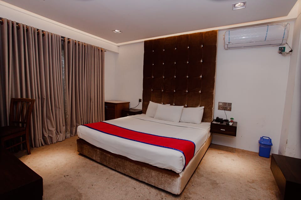 Deluxe Double Room, 1 Double Bed, Smoking, City View | Select Comfort beds, minibar, in-room safe, desk