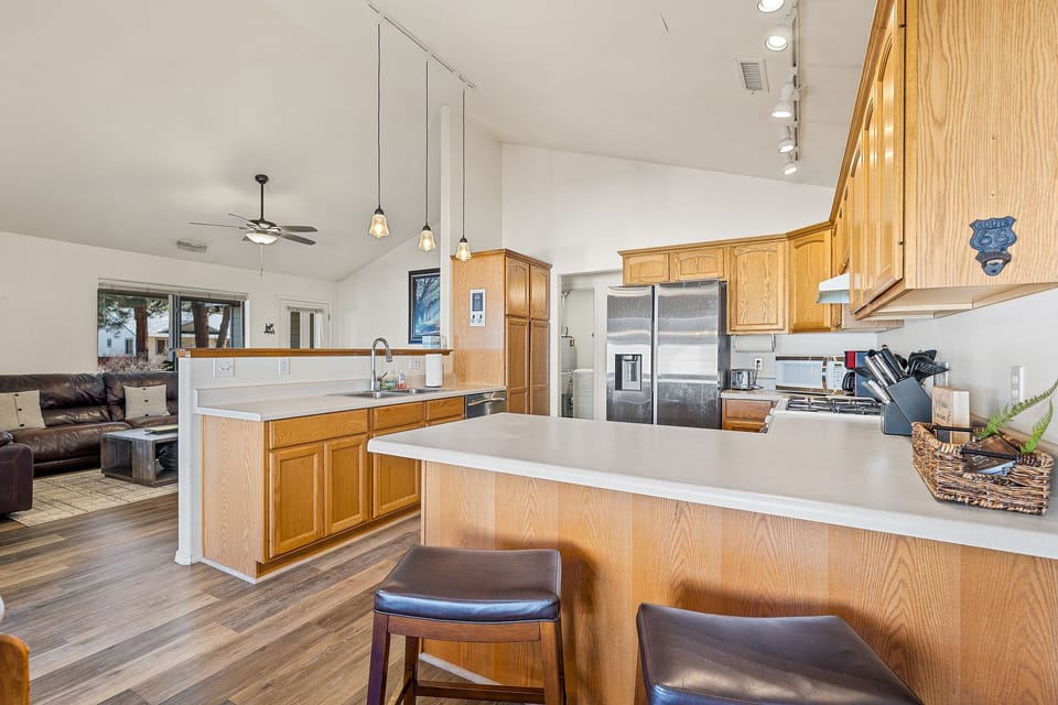 Kitchen / Bar Area