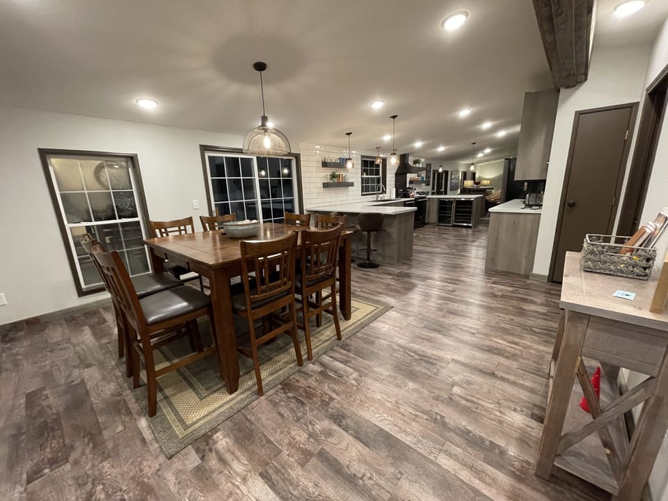 Spacious chefs kitchen, plenty of seating!