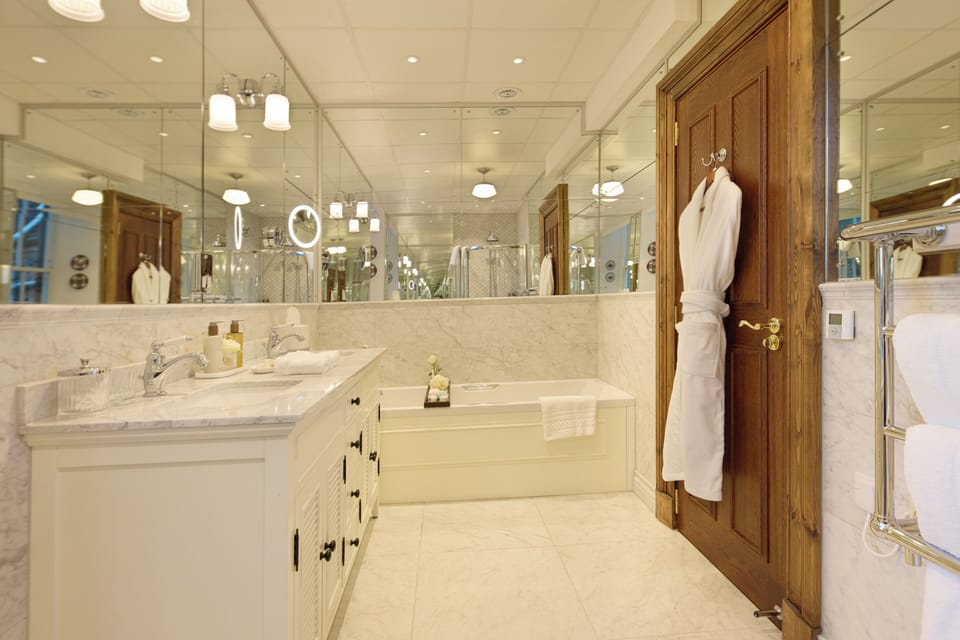 Traditional Suite | Bathroom | Shower, towels, toilet paper
