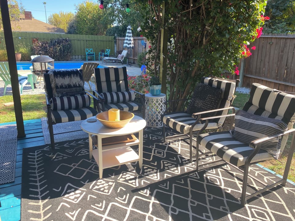 Deck sitting area 