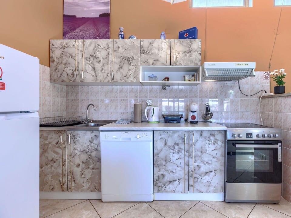 Major Appliance, Kitchen Appliance, Kitchen, Flooring, Furniture, Interior Design, Cabinetry, Floor, Countertop, Home Appliance