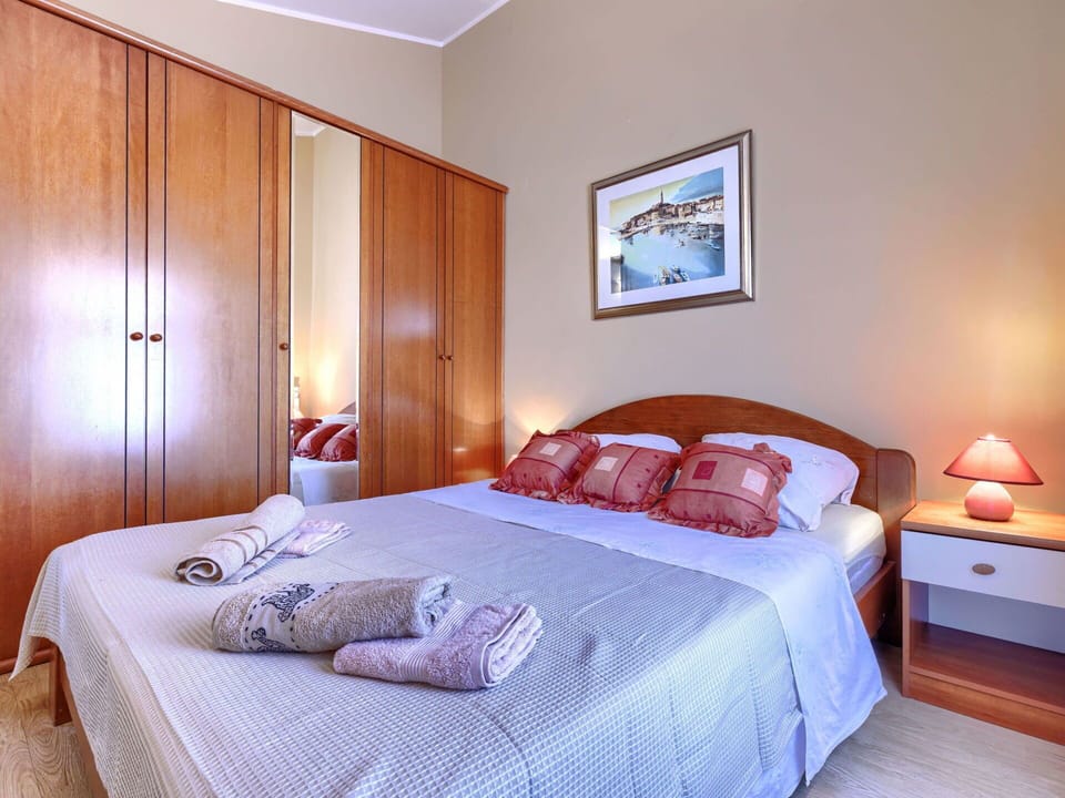 Bed, Bedroom, Furniture, Interior Design, Wood, Room, Bed Sheet, Floor, Bedding, Textile