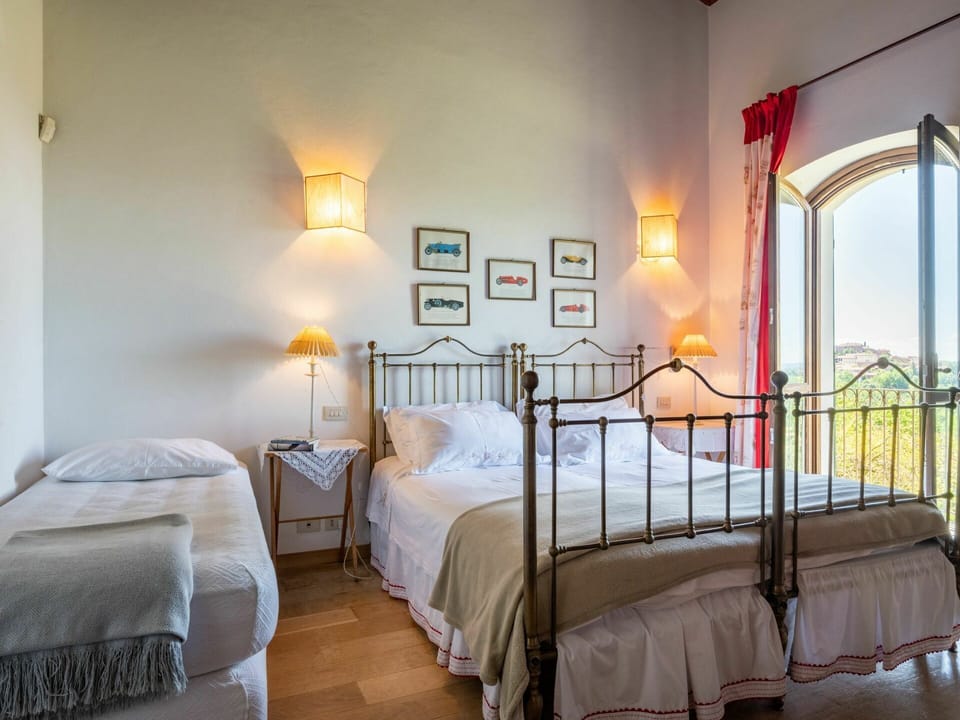 Furniture, Property, Building, Comfort, Bed Frame, Wood, Textile, Interior Design, Bed, Lighting