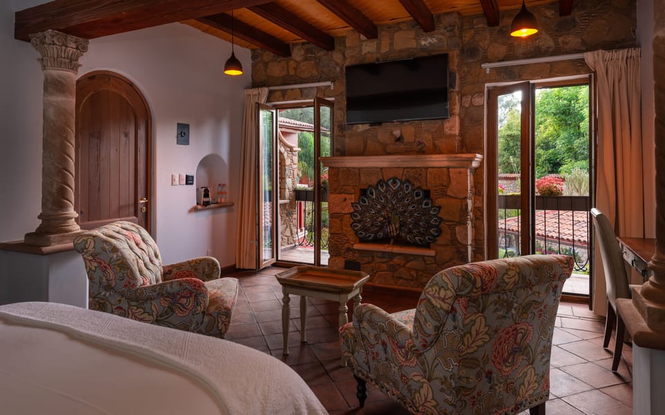 Executive Suite | Premium bedding, pillowtop beds, in-room safe, desk