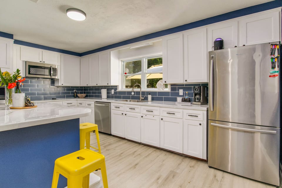 Spacious kitchen w/extra seating