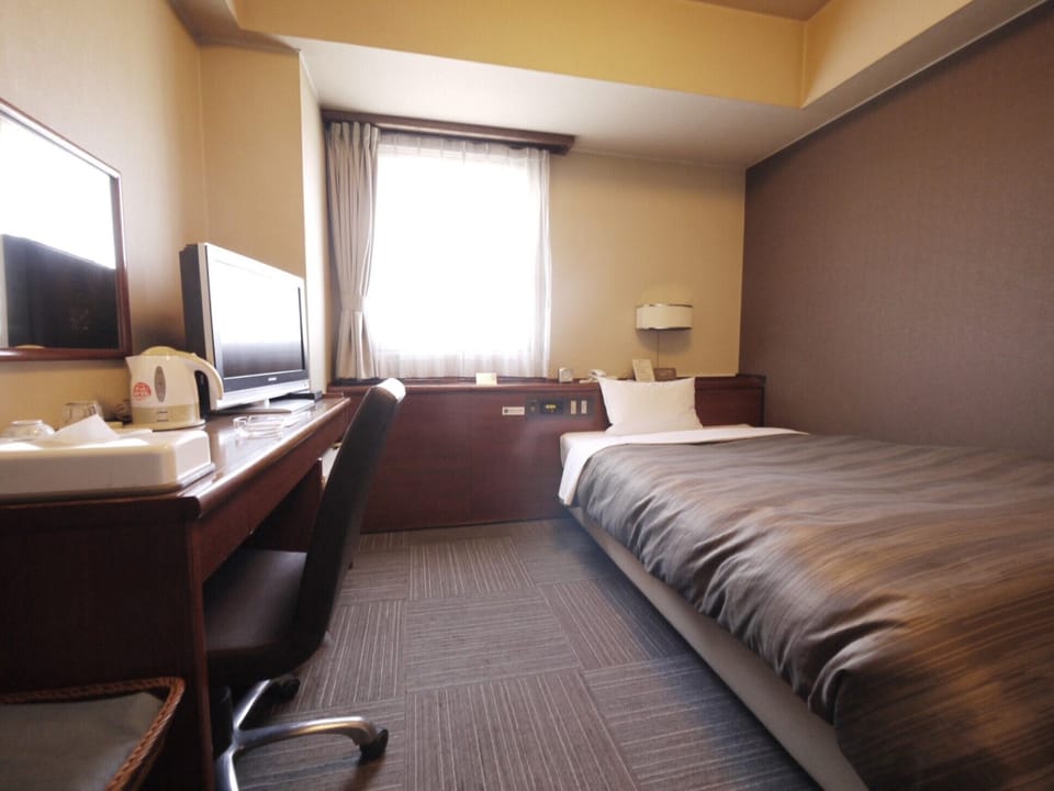 Desk, free wired internet, bed sheets