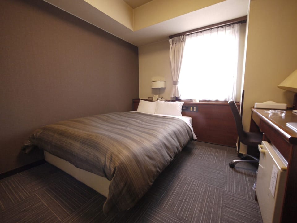 Desk, free wired internet, bed sheets