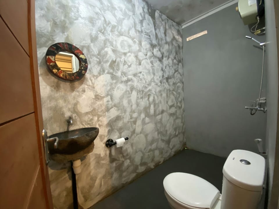 Standard Double Room | Bathroom | Shower, towels