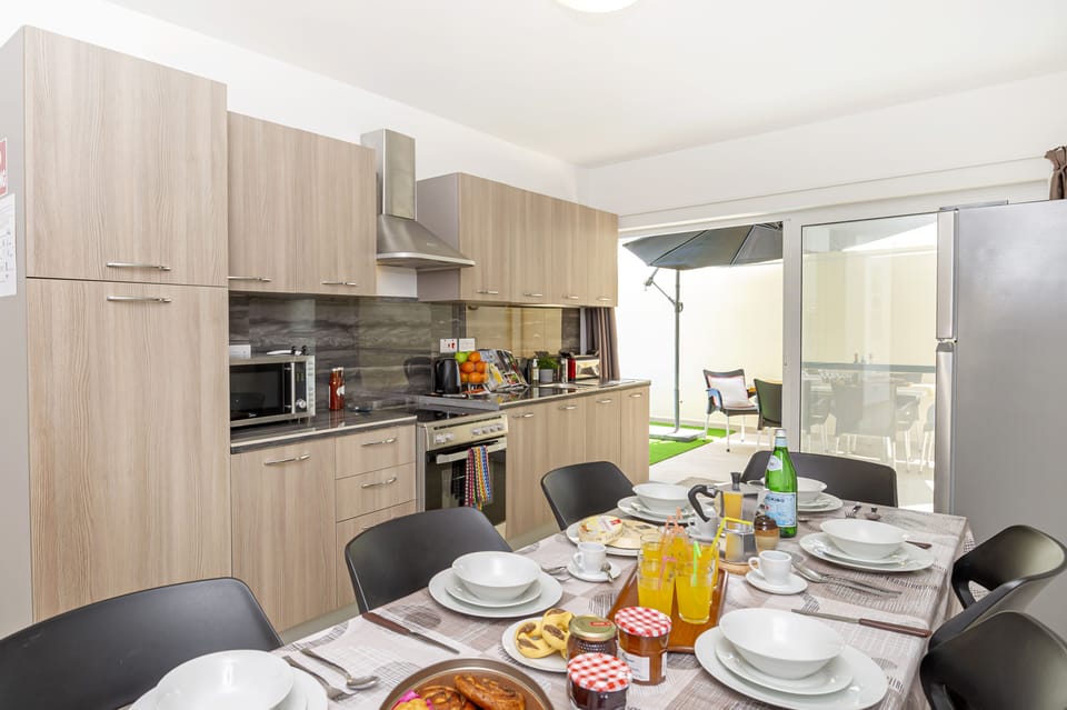 Fully equipped kitchen and dining room