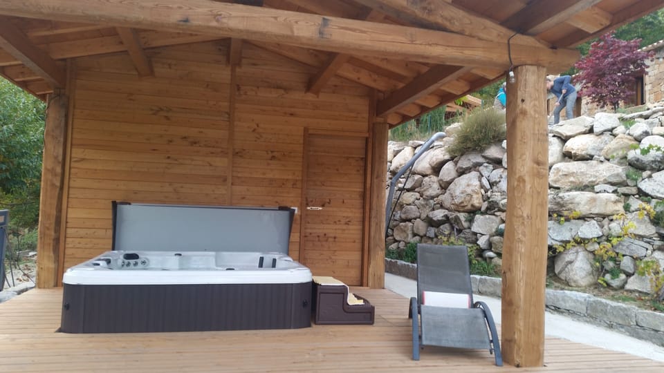 Outdoor spa tub