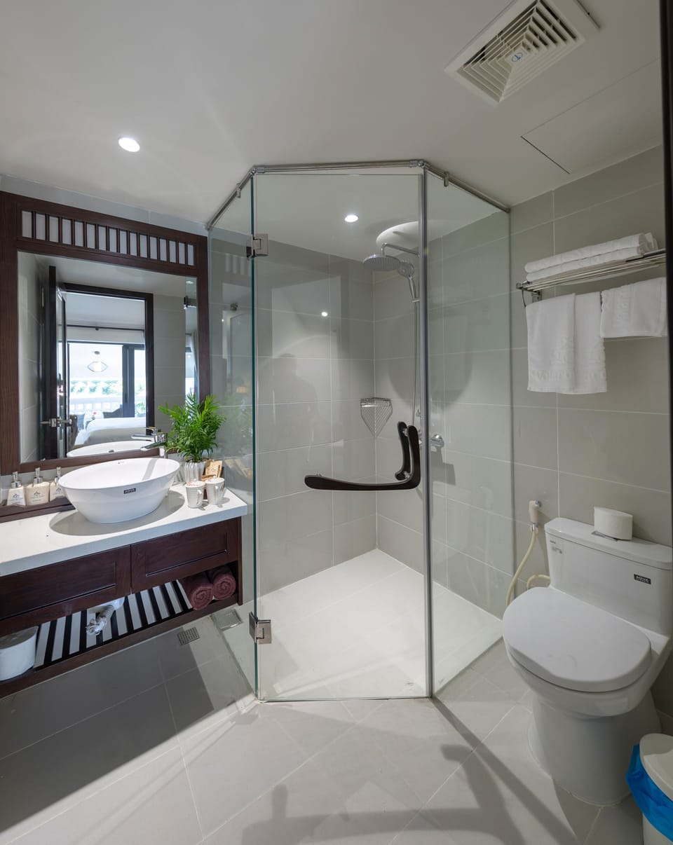 Shower, rainfall showerhead, free toiletries, hair dryer