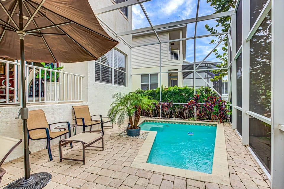 Small splash pool to cool off on those hot summer days....