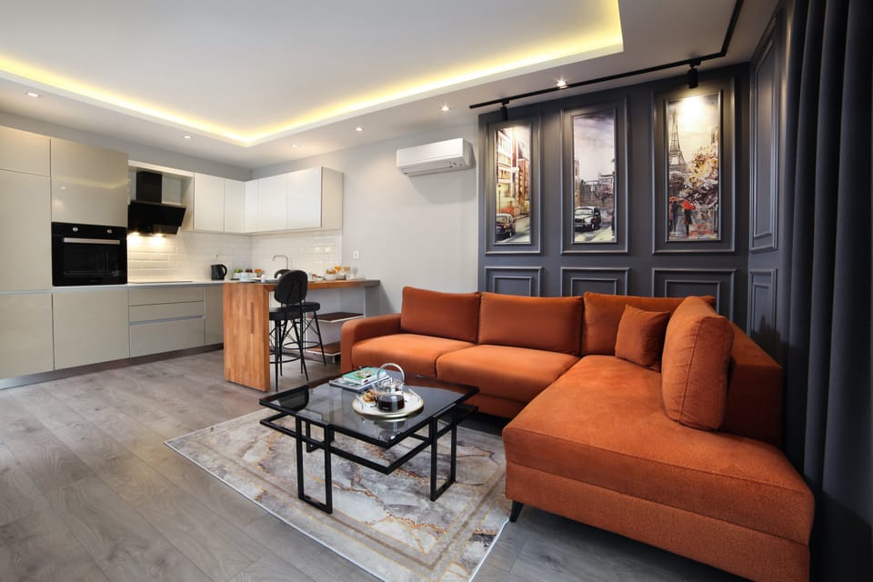 Deluxe Suite | Private kitchen | Full-size fridge, microwave, oven, stovetop