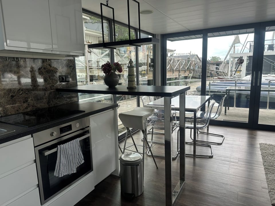 Houseboat with Lake view -Klädesholmen | Living area | Smart TV