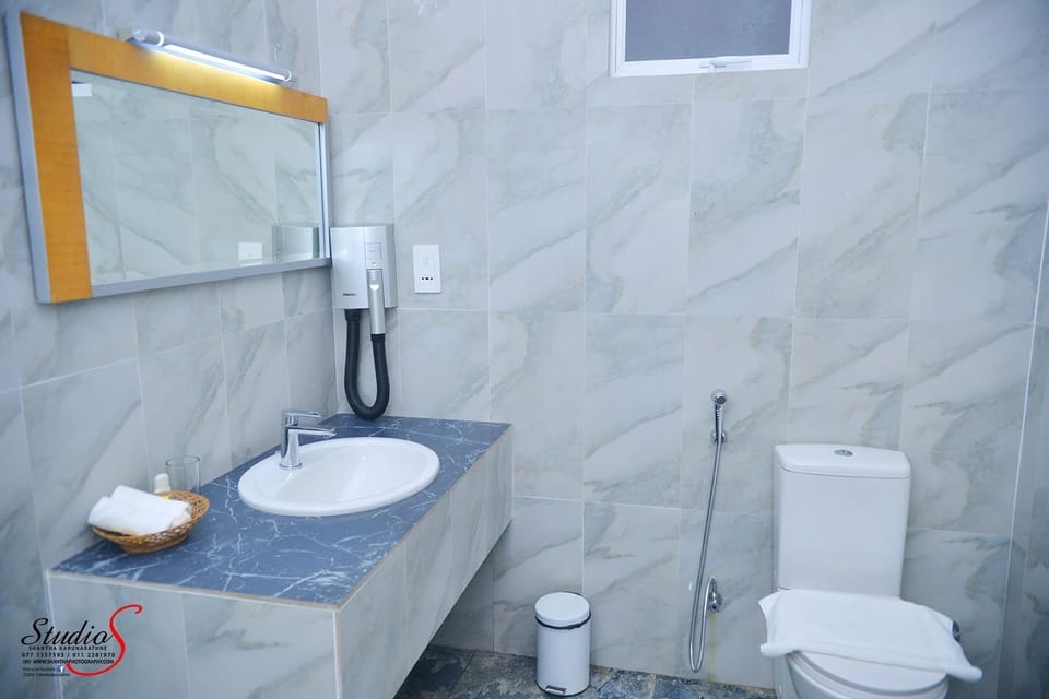 Deluxe Room | Bathroom | Shower, hydromassage showerhead, towels, soap